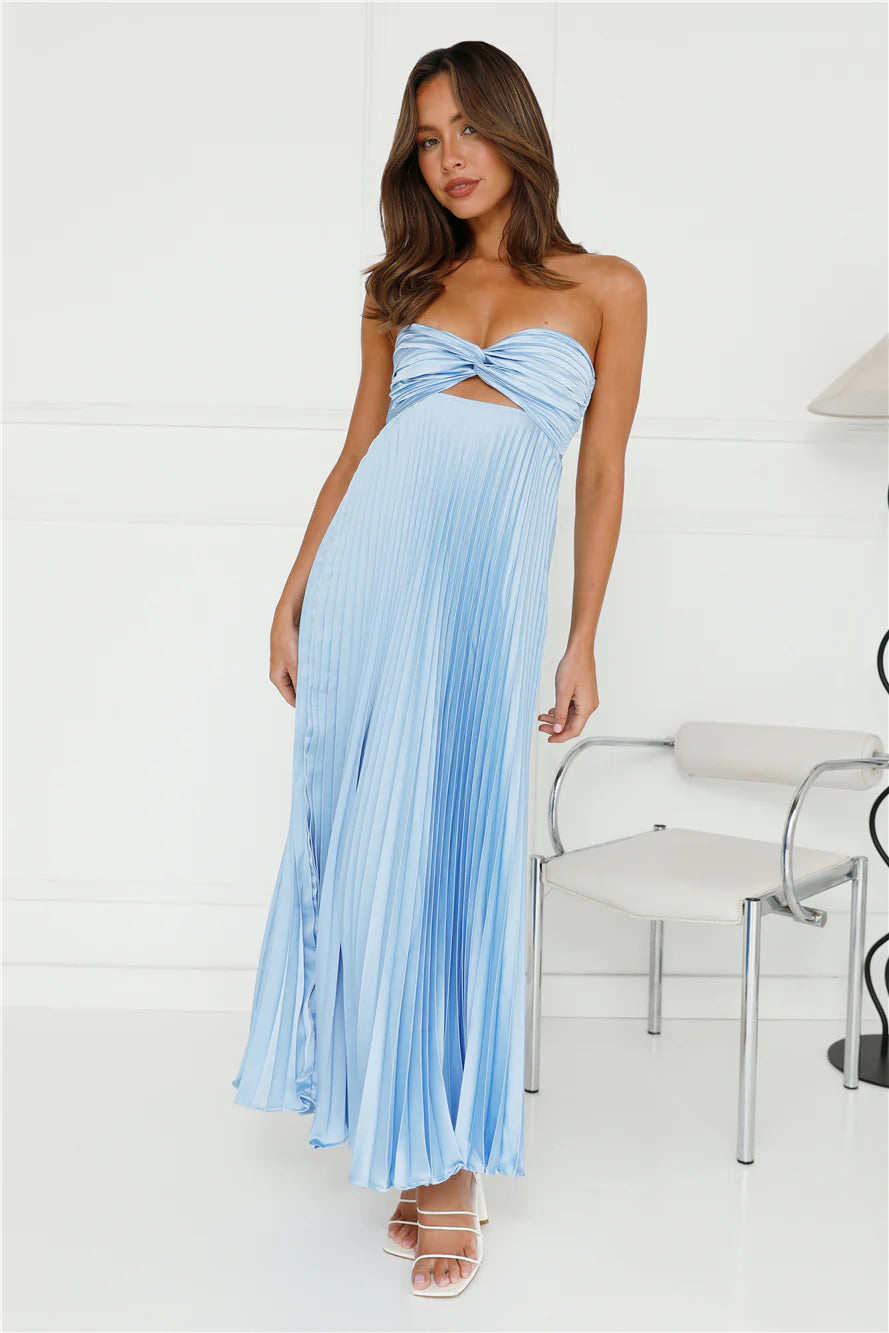 Strapless pleated floor-length dress, suitable for both banquets and vacations.