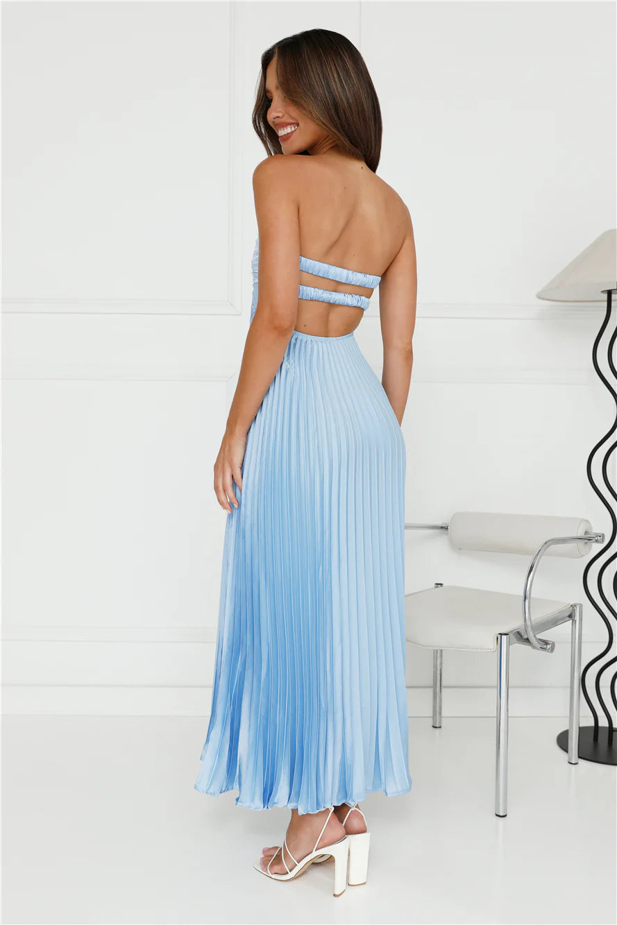 Strapless pleated floor-length dress, suitable for both banquets and vacations.