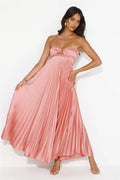 Strapless pleated floor-length dress, suitable for both banquets and vacations.