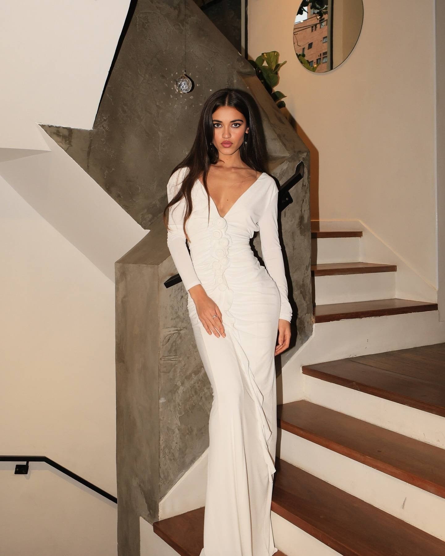 White long-sleeved deep V-neck pleated dress